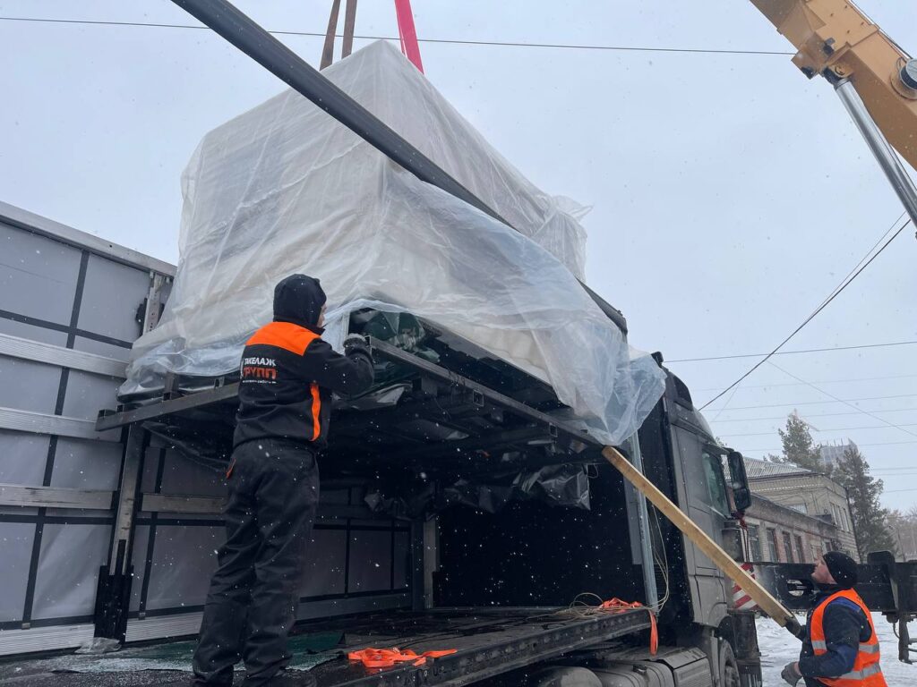 Выгрузка и установка фрезерного станка 7,5 тонн